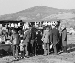 Hungary, Tarcal, vásár, háttérben a Kopasz-hegy és a TV adótorony., 1983, Leskó Imre, fair, Fortepan #269881