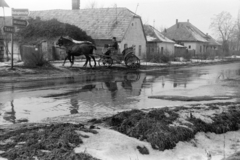 Hungary, Tarcal, Fő út, jobbra a Bodrogkeresztúrra vezető Keresztúri út., 1983, Leskó Imre, Horse-drawn carriage, coach, puddle, Fortepan #269883