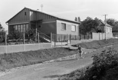 Hungary, Tarcal, Keresztúri út, a felvétel a 26-os számú ház előtt készült., 1978, Leskó Imre, house, bicycle, Fortepan #269890