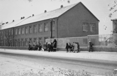 Hungary, Tarcal, Árpád utca, diákok az általános iskola előtt., 1978, Leskó Imre, school, winter, snow, Fortepan #269892