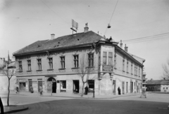 Magyarország, Székesfehérvár, Fő (Március 15.) utca, jobbra az Országzászló (Ságvári Endre) tér., 1954, UVATERV, bank, zárterkély, Fortepan #26998