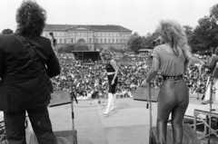 Hungary, Budapest VIII., Orzcy-kert (Asztalos János ifjúsági park), a Neoton Família koncertje, középen Csepregi Éva. Háttérben a Ludovika., 1983, Szalay Béla, Budapest, Fortepan #269987