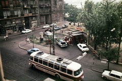 Magyarország, Budapest V., üzemanyagtöltő állomás a Markó utca - Balassi Bálint utca sarkán, a mai Olimpia park területén., 1969, Szilvási hagyaték, Best of, Budapest, benzinkút, Trabant-márka, Volkswagen Bogár, Skoda 706 RTO, színes, Fortepan #270000