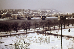 Magyarország, Budapest V., a mai Olimpia park területe, a Széchenyi rakpart a Balassi Bálint utca 9-11-ből nézve. Szemben a Margit híd és a Rózsadomb., 1967, Szilvási hagyaték, játszótér, Budapest, színes, Fortepan #270011