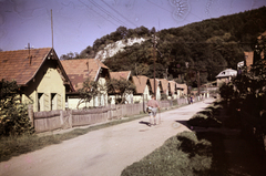 Hungary, Miskolc, Felsőhámor, Losonczy István utca. Háttérben a "Puskaporos" nevű szikla., 1965, Szilvási hagyaték, colorful, street view, Fortepan #270018