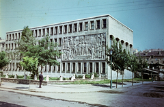 Hungary, Salgótarján, Rákóczi út 36., Megyeháza (később Nógrád Vármegye Önkormányzata), a homlokzaton Bóna Kovács Károly domborműve (1956)., 1961, Szilvási hagyaték, colorful, Fortepan #270021