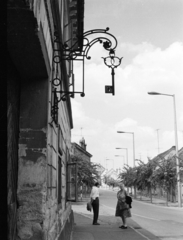 Magyarország, Kőszeg, a Pék (Fürst Sándor) utca az Árpád tér felé nézve, a cégér a 7-es számú házon található., 1971, Vozárik Edit, cégér, kulcs, Fortepan #270077