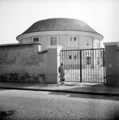 Hungary, Óbuda, Budapest III., Miklós tér, a Selyemgombolyító egyik kapuja a Miklós utcánál., 1955, Vozárik Edit, Budapest, monument, forged steel door, brick fence, Fortepan #270111