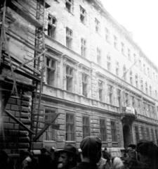 Magyarország, Budapest VIII., Bródy Sándor utca 5-7., a felvétel a Magyar Rádió épülete előtt készült., 1956, Vozárik Edit, Budapest, középület, svájcisapka, Fortepan #270116