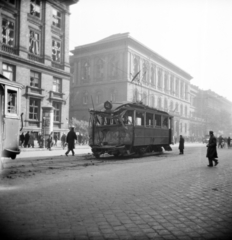 Magyarország, Budapest VIII., Múzeum körút 4., 6-8., egyetemi épületek., 1956, Vozárik Edit, Budapest, járműroncs, Fortepan #270117