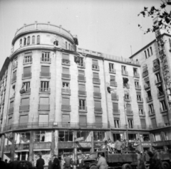 Magyarország, Budapest VII., Astoria kereszteződés, Károly (Tanács) körút - Rákóczi út sarok, MTA lakóház., 1956, Vozárik Edit, Budapest, teherautó, képarány: négyzetes, bérház, Fortepan #270118