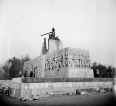 Magyarország, Budapest XIV., Ötvenhatosok tere (Sztálin tér), a Sztálin szobor maradványa., 1956, Vozárik Edit, dombormű, Csizma tér, szobor, sérült műtárgy, képarány: négyzetes, Budapest, Fortepan #270119