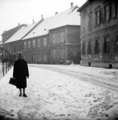 Magyarország, budai Vár, Budapest I., Úri utca, jobbra a Móra Ferenc utca torkolata., 1956, Vozárik Edit, Budapest, képarány: négyzetes, golyónyom, hó, dombormű, sarokház, Fortepan #270121