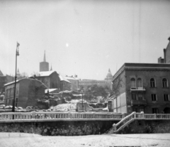 Magyarország, Budapest I., Corvin tér, jobbra a lépcső az Iskola utcához vezet. Fent a felállványozott Mátyás-templom és a Halászbástya látható., 1956, Vozárik Edit, Budapest, lépcső, templom, korlát, állvány, Fortepan #270122