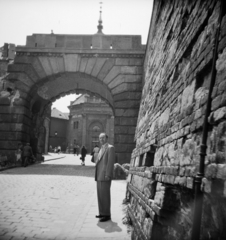 Magyarország, budai Vár, Budapest I., Bécsi kapu, háttérben a Budavári Evangélikus templom., 1957, Vozárik Edit, Budapest, képarány: négyzetes, boltív, Fortepan #270128