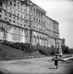 Magyarország, Budapest I., balra felfelé a Palota út, a kép jobb alsó sarkában a Váralja utca, balra a Királyi Palota (később Budavári Palota) és a Buzogány torony., 1957, Vozárik Edit, Budapest, képarány: négyzetes, palota, Fortepan #270130