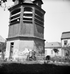 Magyarország, Tata, Országgyűlés tér, Harangláb - Óratorony., 1957, Vozárik Edit, képarány: négyzetes, Fortepan #270131