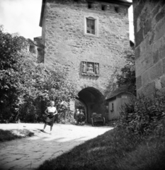 Hungary,Danube Bend, Visegrád, az Alsóvár északi kaputonya., 1958, Vozárik Edit, relief, gate tower, Fortepan #270138