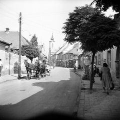 Hungary, Szentendre, Dumtsa Jenő utca, szemben a Fő (Marx) térnél a Blagovesztenszka görögkeleti templom látható., 1958, Vozárik Edit, Horse-drawn carriage, street view, pylon, locust tree, Fortepan #270142