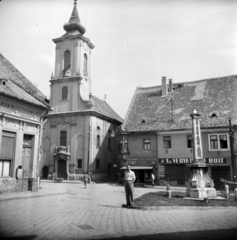 Magyarország, Szentendre, Fő (Marx) tér, balra a Blagovesztenszka görögkeleti templom, jobbra a Szerb (kalmár) kereszt talapzata látható kereszt nélkül., 1958, Vozárik Edit, vegyesbolt, Fortepan #270146