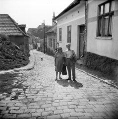 Hungary, Szentendre, Bartók Béla utca, balra a Munkácsy utca torkolata. Háttérben a Belgrád székesegyház (Görögkeleti Püspöki Főszékesegyház), ennek tetőzete felett, a villanypózna mögött, a Keresztelő Szent János-templom tornya látszik., 1958, Vozárik Edit, man and woman, street view, Fortepan #270148