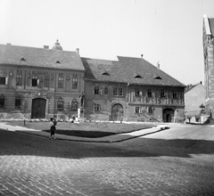 Magyarország, budai Vár, Budapest I., Bécsi kapu tér, szemben a Kazinczy-emlékkút, jobbra a Nándor (Petermann bíró) utca, a kép jobb szélén a Magyar Országos Levéltár épületének kis részlete látszik., 1958, Vozárik Edit, Budapest, műemlék, szobor, lakóház, nőalak, díszkút, Fortepan #270149