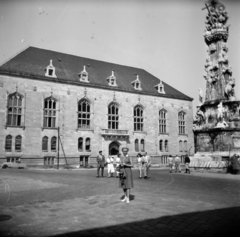 Hungary, Budapest I., Szentháromság tér, háttérben balra az egykori Pénzügyminisztérium, jobbra a Szentháromság-szobor., 1958, Vozárik Edit, Budapest, vanished building, public building, Fortepan #270151