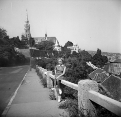 Hungary, Budapest I., a felvétel a Hunyadi János úton készült, szemben a Mátyás-templom és a Halászbástya., 1958, Vozárik Edit, Budapest, sitting on a handrail, Fortepan #270154