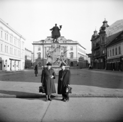 Hungary, Szeged, Klauzál tér, középen Kossuth Lajos szobra (Róna József, 1902.), mögötte a Virág cukrászda., 1958, Vozárik Edit, sculpture, Lajos Kossuth-portrayal, Fortepan #270156