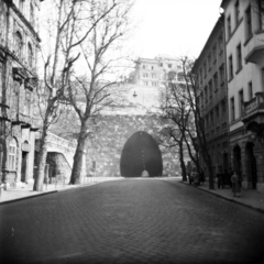 Magyarország, Budapest I., Alagút utca, az Alagút felett a budai Várban a József főhercegi palota maradványa látszik., 1958, Vozárik Edit, Budapest, alagút, Fortepan #270165