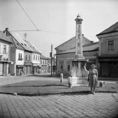 Magyarország, Szentendre, Fő (Marx) tér, a felvétel a Szerb (kalmár) kereszt talapzata látható kereszt és ikonok nélkül. Balra a Futó utca, ettől jobbra a Dumtsa Jenő utca torkolata látható., 1958, Vozárik Edit, műemlék, Fortepan #270172