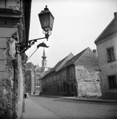 Hungary, Budapest I., Fortuna utca a Fortuna köz sarkától a Bécsi kapu tér felé, ott a Magyar Országos Levéltár épülete és a Budavári Evangélikus templom tornya látszik., 1959, Vozárik Edit, Budapest, firewall, gas lamp, Fortepan #270179