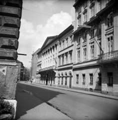 Hungary, Budapest V., Akadémia utca, a felvétel a Magyar Tudományos Akadémi épületének sarkánál készült. Távolabb az Arany János utcai kereszteződés látható., 1959, Vozárik Edit, Budapest, tenement house, street view, Fortepan #270181