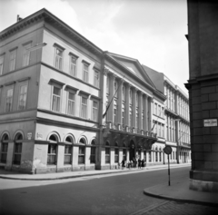 Hungary, Budapest V., Arany János utca, szemben az Akadémia utca házsora a Vigyázó Ferenc utca / Széchenyi István (Roosevelt) tér között., 1959, Vozárik Edit, Budapest, pediment, colonnade, tenement house, Fortepan #270182