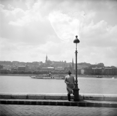 Hungary, Budapest V.,Budapest I., lejáró a pesti alsó rakpartra a Zoltán utca torkolatánál, háttérben a Mátyás-templom és a Halászbástya., 1959, Vozárik Edit, Budapest, ship, street lamp, picture, Fortepan #270183