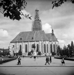 Románia,Erdély, Kolozsvár, Fő tér, Hunyadi Mátyás emlékműve és a Szent Mihály-templom., 1963, Vozárik Edit, szobor, templom, templomtorony, állvány, Fortepan #270196