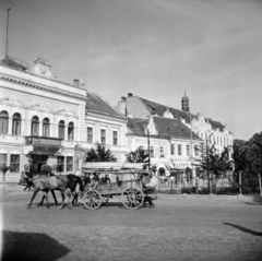 Románia,Erdély, Zilah, Kossuth tér (Piața Iuliu Maniu), balra a Vármegyeháza épülete, jobbra a mai Silvania Főgimnázium épülete., 1963, Vozárik Edit, lovaskocsi, Fortepan #270197