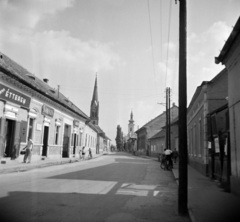 Magyarország, Ráckeve, Kossuth Lajos utca, balra a Ráckevei Református Egyházközség temploma, jobbra hátrébb a Keresztelő Szent János-templom tornya látszik., 1960, Vozárik Edit, utcakép, Fortepan #270207