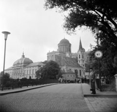 Magyarország, Esztergom, Kossuth híd, mögötte balra a Prímási Palota, jobbra a Loyolai Szent Ignác-templom, fenn a Bazilika., 1960, Vozárik Edit, Bazilika, templom, Fortepan #270210