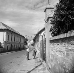 Hungary, Szentendre, Kossuth Lajos utca, balra az egykori Pajor kúria, ma Ferenczy Múzeum. A háztetők felett a Szent Péter-Pál-templom, a Keresztelő Szent János-templom és a Belgrád székesegyház (Görögkeleti Püspöki Főszékesegyház) tornya látható., 1958, Vozárik Edit, street view, Fortepan #270211