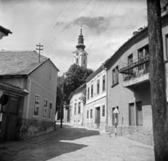 Magyarország, Szentendre, Alkotmány utca, szemben a Belgrád székesegyház (Görögkeleti Püspöki Főszékesegyház) kertkapuja és tornya látszik., 1958, Vozárik Edit, utcakép, Fortepan #270212