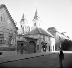 Magyarország, Debrecen, Batthyány utca. háttérben a Szent Anna-székesegyház, jobbra a Szent Anna utca (Béke útja) sarkán álló Varga utca 2., korábban Piarista rendház (később Szent József Kollégium) épülete látható., 1960, Vozárik Edit, utcakép, Fortepan #270214