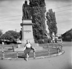 Hungary, Debrecen, Kálvin tér, Csokonai Vitéz Mihály szobra (Izsó Miklós, 1871.)., 1961, Vozárik Edit, Miklós Izsó-sculpture, Fortepan #270215