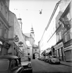 Austria, Vienna, Barnabitengasse, háttérben a Mariahilfer Kirche., 1961, Vozárik Edit, Volkswagen Beetle, Fortepan #270218