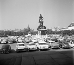 Austria, Vienna, a Heldenplatz a Hofburg előtt, előtérben Savoyai Jenő lovasszobra, háttérben a tornyos épület a Városháza., 1961, Vozárik Edit, Volkswagen Beetle, Fortepan #270221