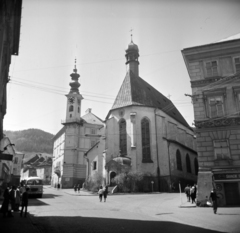 Slovakia, Selva di Val Gardena, Városház tér (Radničné námestie, egykor Kossuth Lajos tér), szemben a Szent Katalin-templom, mögötte a Városháza az óratoronnyal., 1962, Vozárik Edit, church, square, public building, Fortepan #270225