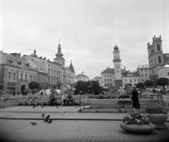 Szlovákia, Besztercebánya, Szlovák Nemzeti Felkelés (Slovenského národného povstania) tér (egykor IV. Béla király tér), balra a Barbakán tornya, szemben az Óratorony, jobbra a Xavéri Szent Ferenc-székesegyház., 1963, Vozárik Edit, Fortepan #270230