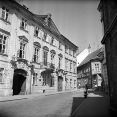 Szlovákia, Pozsony, Ferenciek tere (Františkánske námestie), balra a Mirbach palota (Mirbachov palác)., 1963, Vozárik Edit, Fortepan #270233