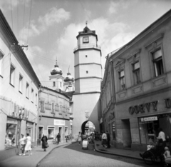 Szlovákia, Trencsén, Sládkovičova ulica, Városkapu (Dolná brána / Mestská veža). Háttérben a Xavéri Szent Ferenc-templom tornyai látszanak., 1963, Vozárik Edit, kaputorony, Fortepan #270237