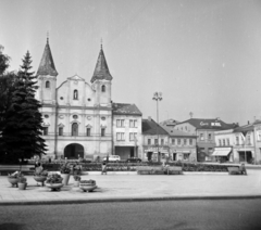 Szlovákia, Zsolna, Mariánske námestie, szemben a Szent Pál megtérése-templom (Kostol Obrátenia svätého Pavla)., 1963, Vozárik Edit, Fortepan #270241